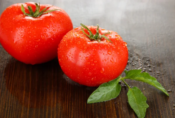 Tomates frescos sobre fondo de madera —  Fotos de Stock