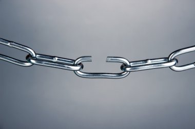 gri arka plan üzerinde kırık zincir