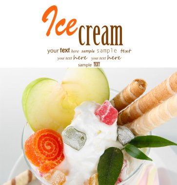 beyaz izole gofret sopa ile dondurma