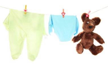 Bebek giysileri üzerinde beyaz izole clothesline üzerinde asılı
