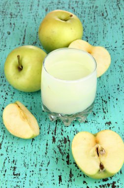 cam üzerinde ahşap masa yakından apple ile lezzetli yoğurt