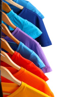 t-shirt bir sürü üzerinde beyaz izole askıları