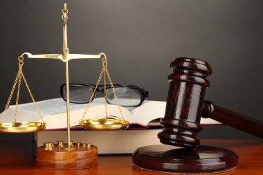 Adalet ve gri arka plan üzerine kitaplar tahta Tokmak, altın ölçekler