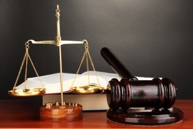 Adalet ve gri arka plan üzerine kitaplar tahta Tokmak, altın ölçekler