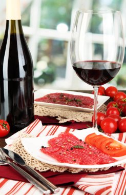 ahşap masa penceresinin arka plakaları üzerinde lezzetli salam