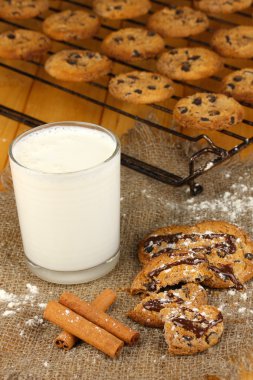 bir bardak süt ile pişirme üzerinde çikolatalı çerezleri kapatmak