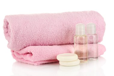 Hotel üzerinde beyaz izole havlu ile Kozmetik Şişeler