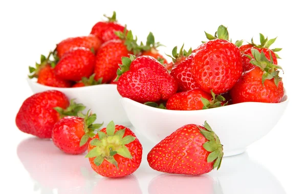 Fragola fresca in ciotola isolata su bianco — Foto Stock