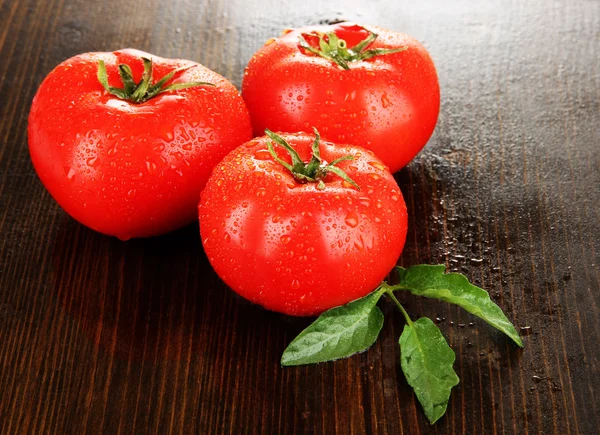 Tomates frescos sobre fondo de madera —  Fotos de Stock