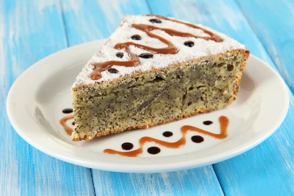 Delicioso bolo de semente de papoula na mesa close-up — Fotografia de Stock