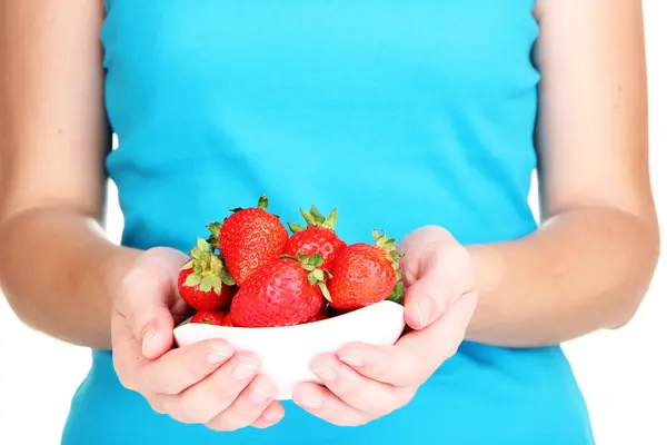 Fille tenant fraise fraîche dans un bol fermer — Photo