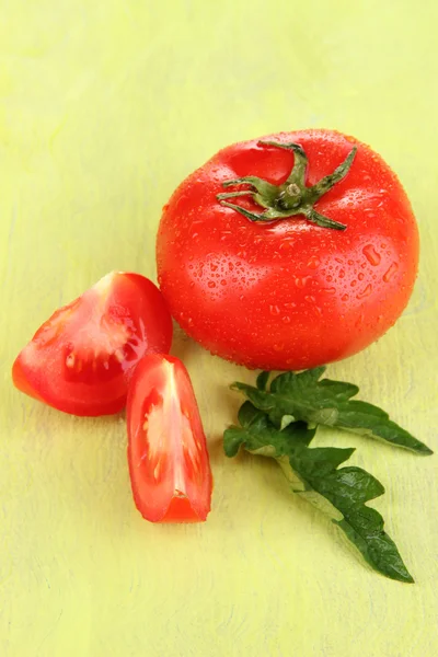 Tomate fraîche sur fond de bois couleur — Photo