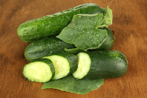 Ahşap zemin üzerine lezzetli yeşil salatalık — Stok fotoğraf