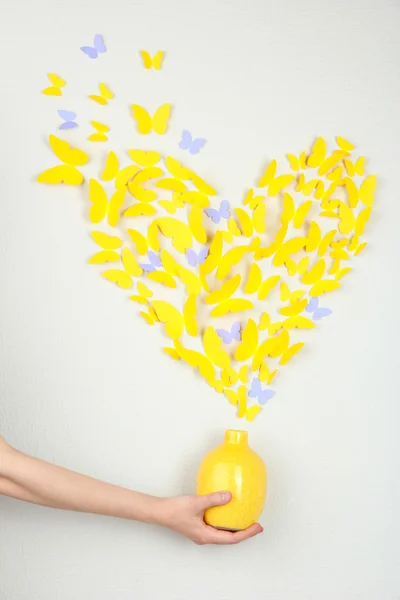 Papier gelben Schmetterling in Form von Herz fliegen aus Vase — Stockfoto