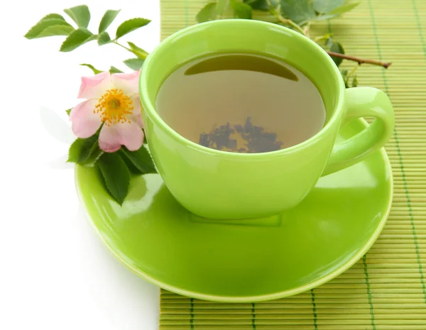 Taza de té de hierbas con flor de rosa de la cadera, aislado en blanco — Foto de Stock