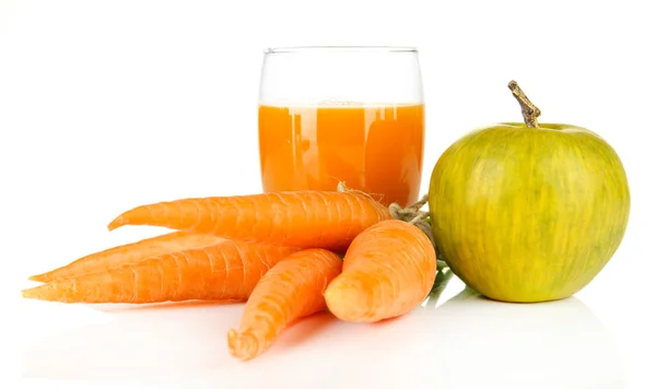 Heap of carrots and green apple, glass of juice, isolated on white — Stock Photo, Image