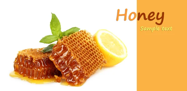 Söt honungskakor med mynta och citron isolerad på vit — Stockfoto