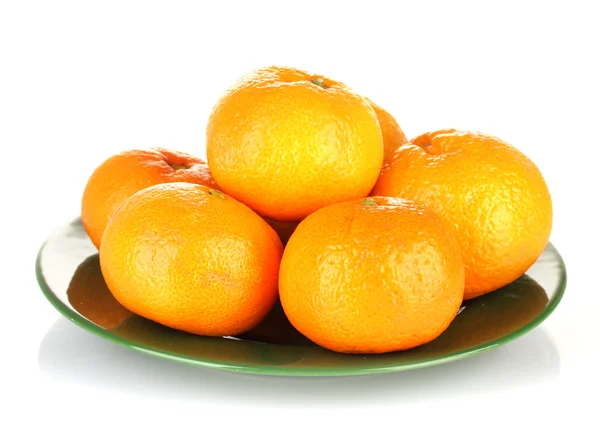 Вкусные мандарины на цветной пластине изолированы на белом — стоковое фото