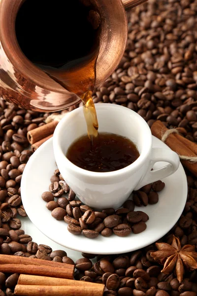 Tasse und Kanne Kaffee auf Kaffeebohnen Hintergrund — Stockfoto