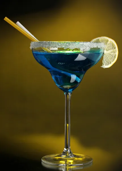 Blue cocktail in glass on color background — Stock Photo, Image