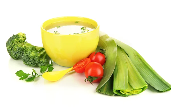 Dietní polévka se zeleninou v šálku izolované na bílém — Stock fotografie