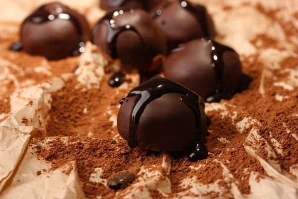 Doces de chocolate com cacau em pó, close-up — Fotografia de Stock