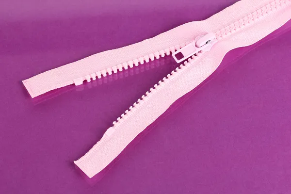 Zipper no fundo roxo — Fotografia de Stock