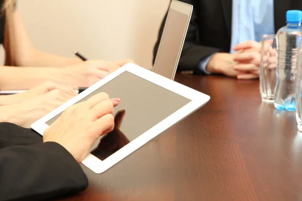 Mani femminili con tablet digitale su sfondo ufficio . — Foto Stock