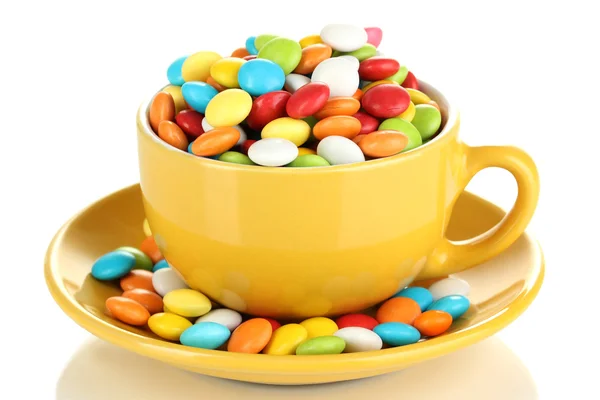 Caramelle colorate in tazza isolate su bianco — Foto Stock