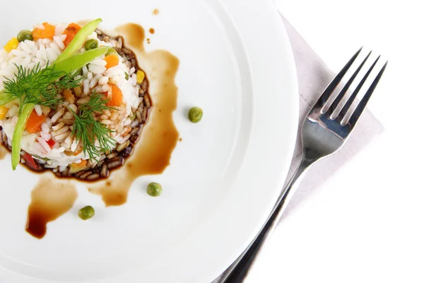 Risoto delicioso com legumes isolados em branco — Fotografia de Stock