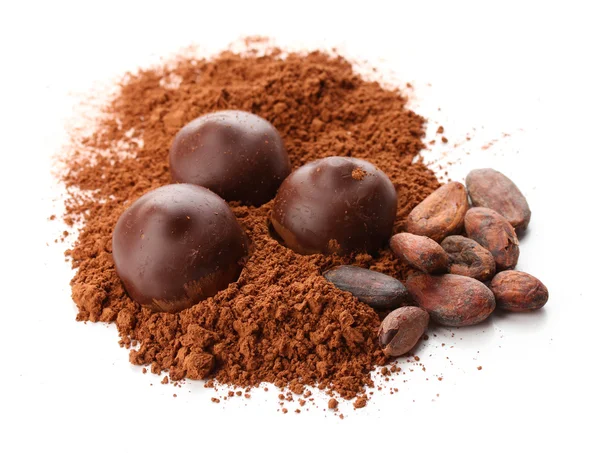 Samenstelling van chocolade snoepjes en cacao, geïsoleerd op wit — Stockfoto