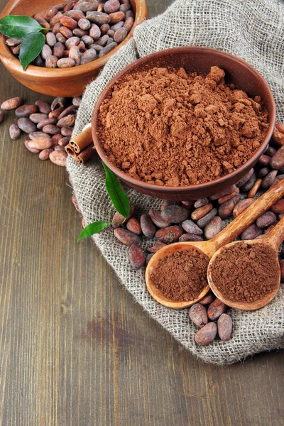 Cacao in polvere e fave di cacao su fondo di legno — Foto Stock