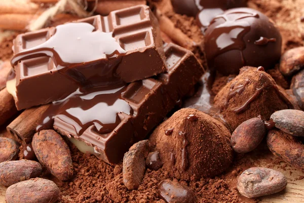 Composizione di caramelle al cioccolato, cacao e spezie — Foto Stock