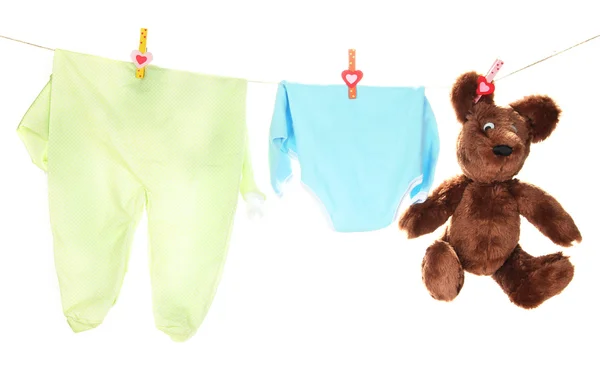 Bebek giysileri üzerinde beyaz izole clothesline üzerinde asılı — Stok fotoğraf