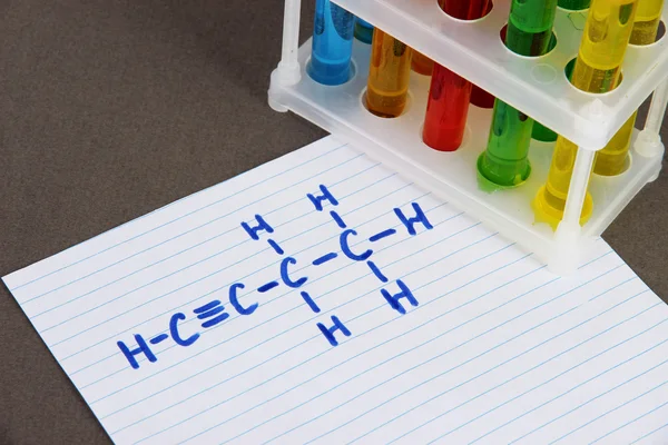 Test tüpleri ile renkli sıvılar ve formüllerini gri arka plan üzerinde — Stok fotoğraf