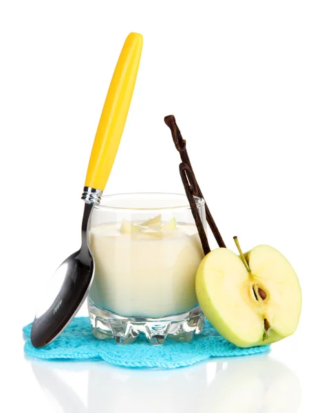 Délicieux yaourt en verre avec pomme isolée sur blanc — Photo