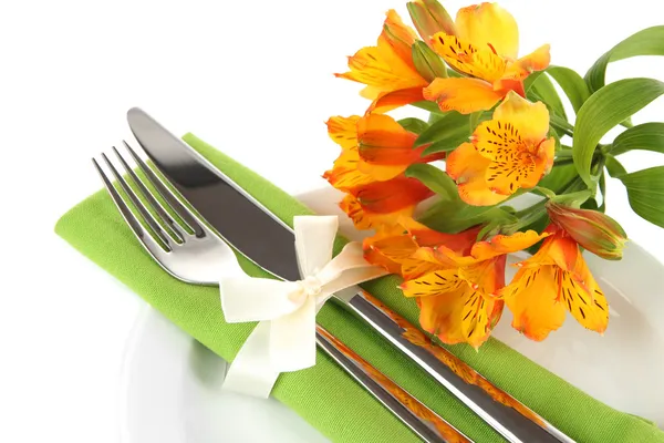 Mesa de comedor festiva con flores aisladas en blanco — Foto de Stock