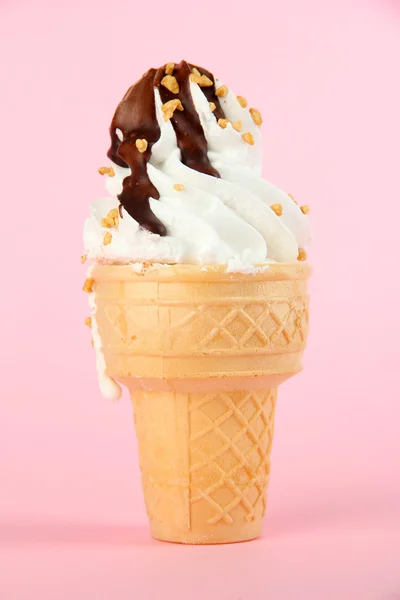 Helado sabroso con chocolate, sobre fondo rosa — Foto de Stock