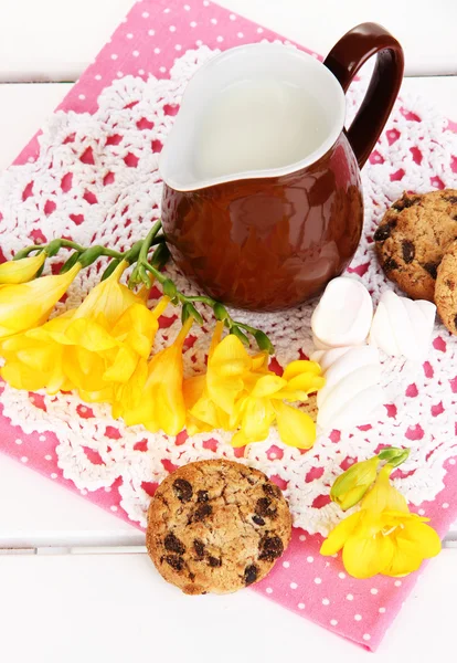 Beautiful composition of milk and cookies on wooden picnic table close-up — Stock Photo, Image