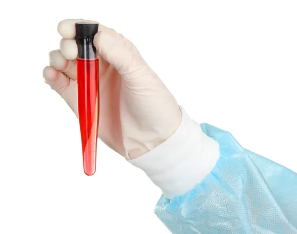 Скляна трубка з рідиною в руці вченого під час медичного тесту ізольована на білому — стокове фото