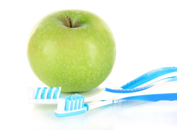 Maçã com uma escova de dentes isolada em branco — Fotografia de Stock