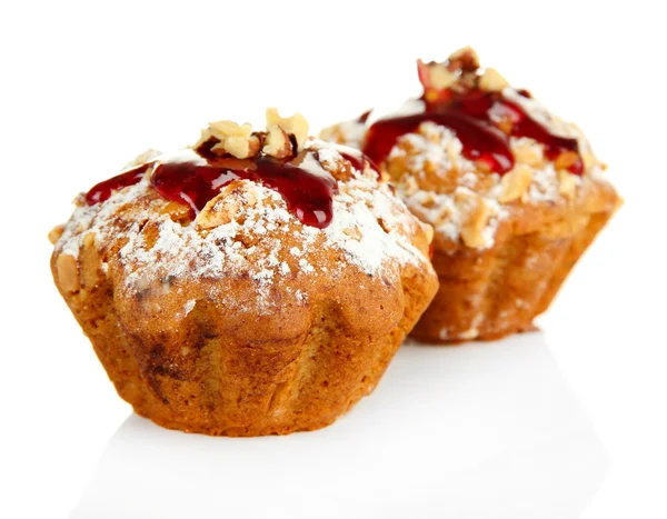 Torte di muffin saporite con marmellata di fragole, isolate su bianco — Foto Stock