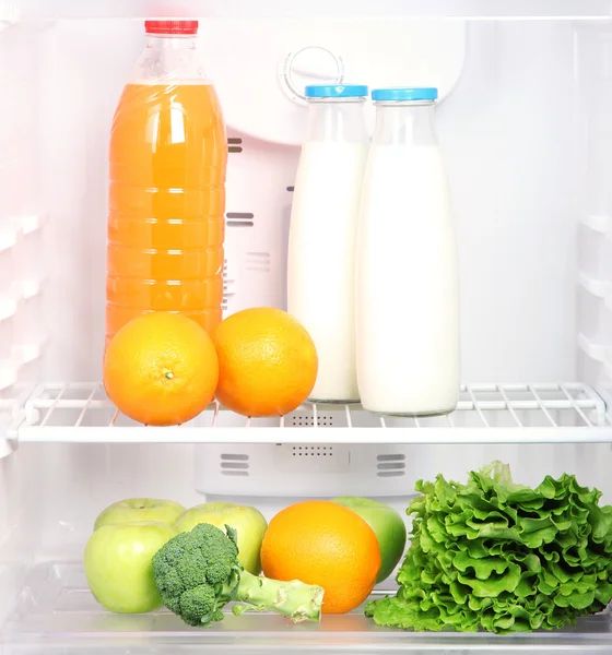 Offener Kühlschrank mit vegetarischer Kost — Stockfoto