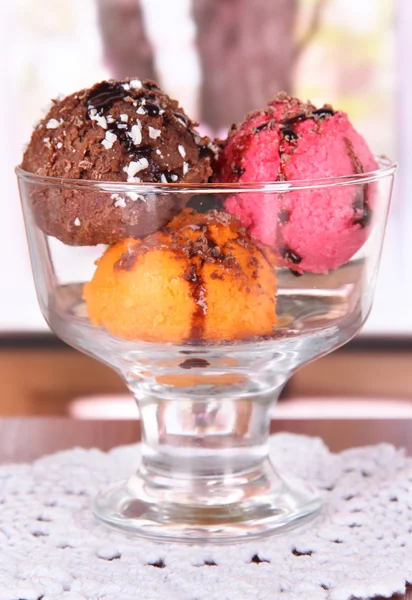 Delicioso helado en la mesa en la habitación —  Fotos de Stock