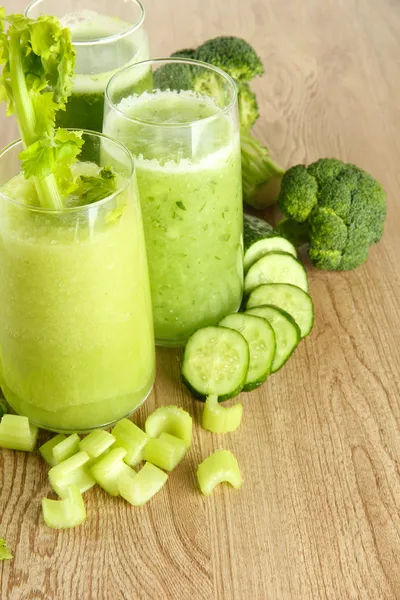 Okularach zielonych warzyw sok na drewniane tła — Zdjęcie stockowe