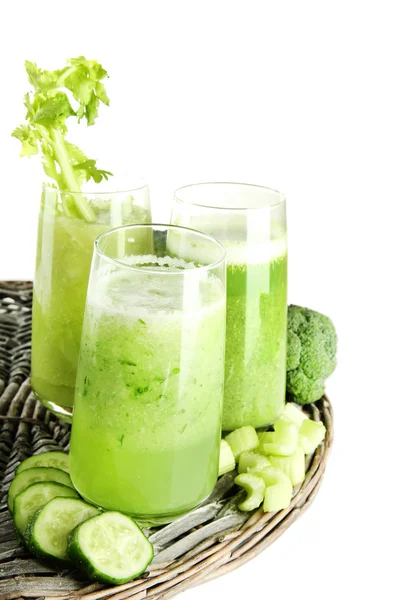 흰색 절연 녹색 야채 주스의 안경 — 스톡 사진