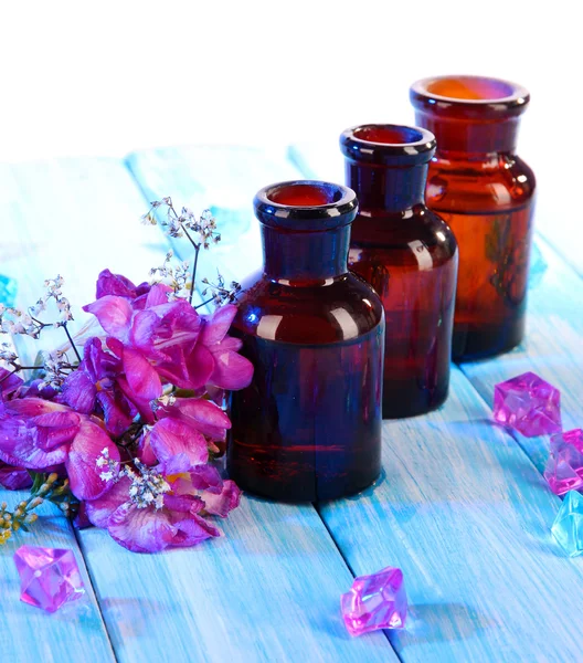 Aceite de spa y freesia sobre fondo claro — Foto de Stock