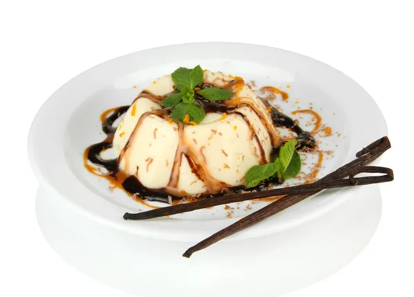 Panna cotta, vanilya fasulye, üzerinde beyaz izole ve çikolata ve karamel sos ile — Stok fotoğraf