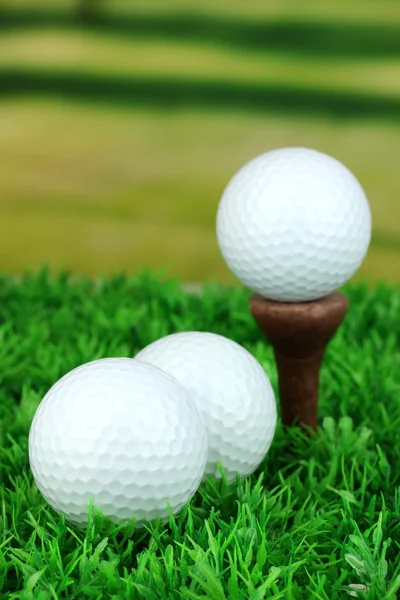 Piłki golfowe na trawie odkryty z bliska — Zdjęcie stockowe