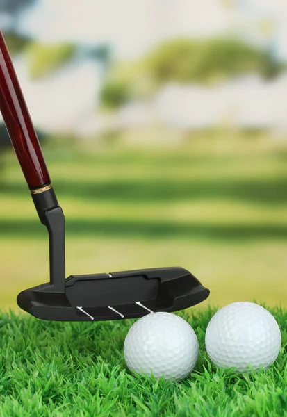 Golflabda és vezető kültéri zöld füvön közelről — Stock Fotó